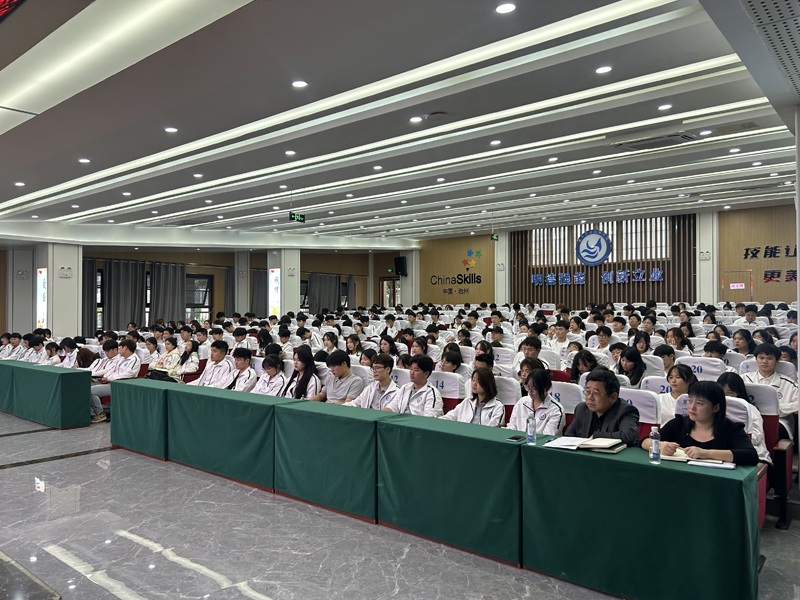 1702520674245551.png 学生听课.png